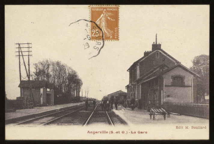 ANGERVILLE. - La gare. Edittion Boullard, 1929, 1 timbre à 25 centimes, sépia. 