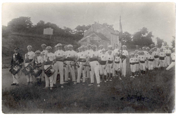 ETRECHY. - La clique et les Cadets de la Juine. 1922. 