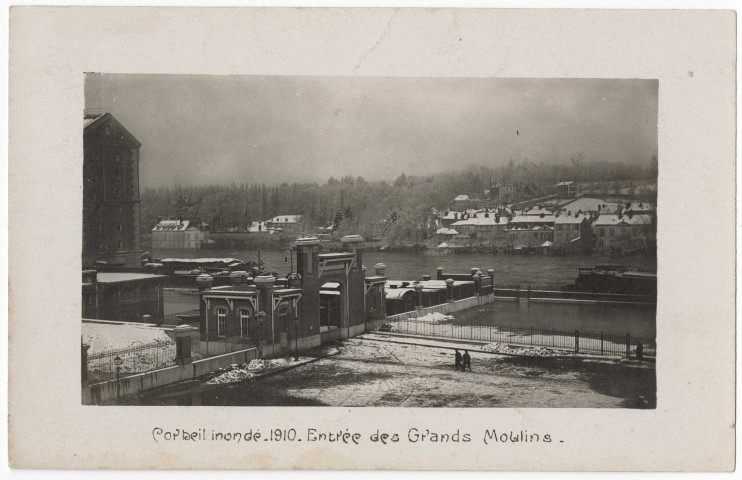 CORBEIL-ESSONNES. - Corbeil inondé, 1910. Entrée des grands moulins. 