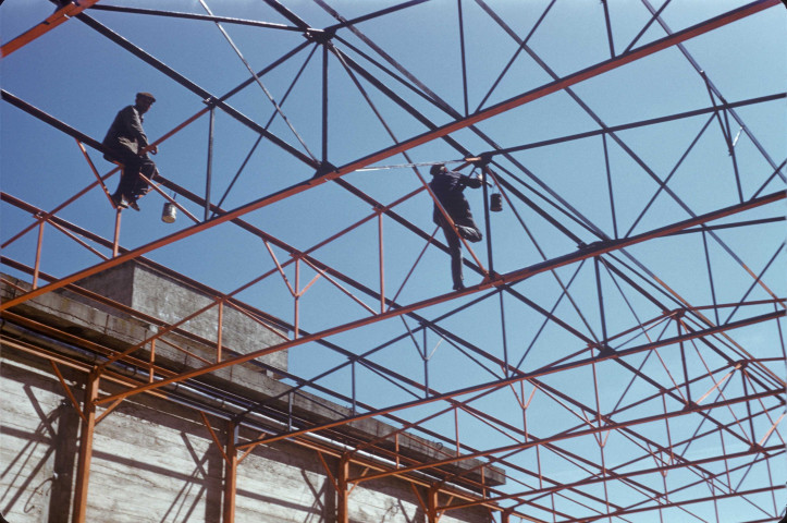 CHEPTAINVILLE. - Bâtiment agricole en construction, application d'une peinture glycérophtalique sur l'armature métallique ; couleur ; 5 cm x 5 cm [diapositive] (1962). 