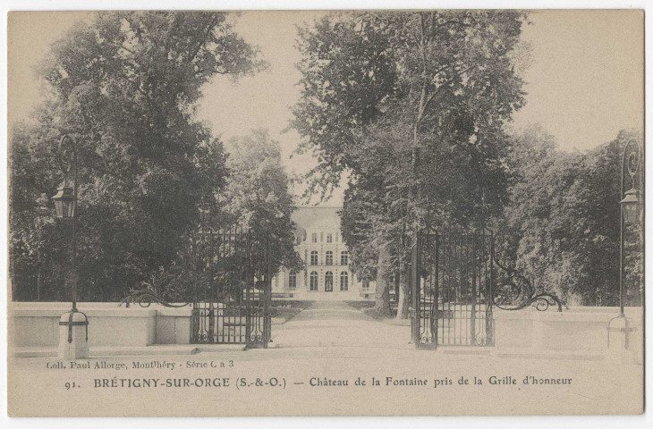 BRETIGNY-SUR-ORGE. - Château de la Fontaine pris de la grille d'honneur (après 1912), S. et O. artistique. 