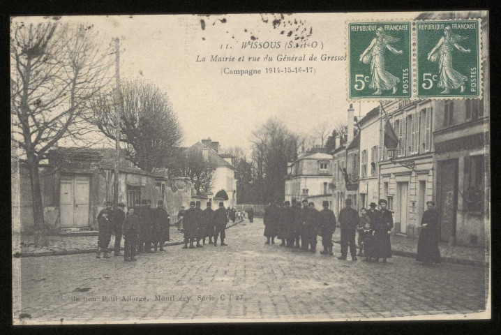 WISSOUS. - La mairie et rue du Général de Gressot, campagne 1914-15-16-17. (Editeur Seine-et-Oise artistique et pittoresque. Collection Paul Allorge, Monthléry. 2 timbres à 5 centimes.) 