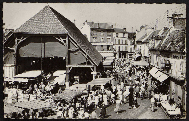 Arpajon.- La place du marché un jour de marché (23 février 1965). 