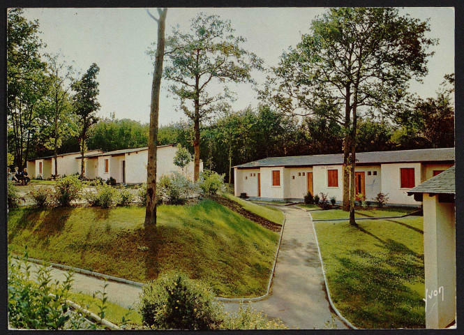 Dourdan .- Villages Vacances Familles, le Normont : les pavillons (26 juin 1971). 