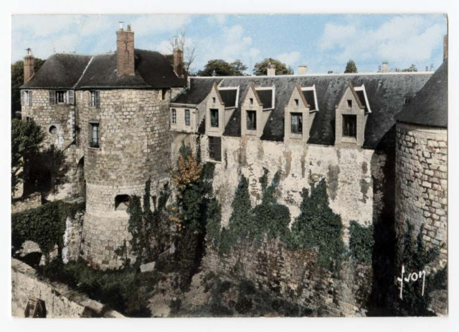 DOURDAN. - Le château, façade principale. Editeur Yvon, couleur. 