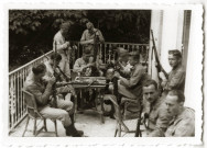 DRAVEIL.- Occupation de la ville par l'armée allemande : groupe de soldats allemands sur la terrasse d'une villa non identifiée.