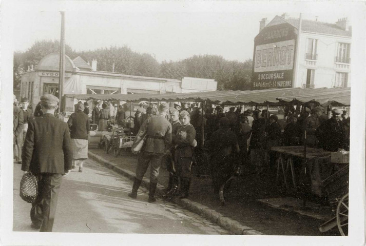 DRAVEIL.- Occupation de la ville par l'armée allemande : des soldats allemands aux abords du marché, [1940-1944].