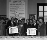 Messieurs Albert BOUSSAINGAULT et Marcel HOUDY, montrent leur diplôme de Chevalier d'honneur, entourés des membres de la confrérie, 16 octobre 1965, 1 négatif, noir et blanc et 1 tirage contact, noir et blanc.