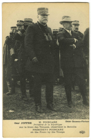 Général Joffre, M. Poincaré, sur le front des troupes, observant la bataille.