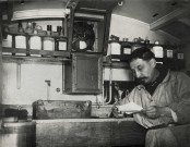 Eugène Rameau dans l'auto-laboratoire photographique : photographie noir et blanc (7 avril 1917).