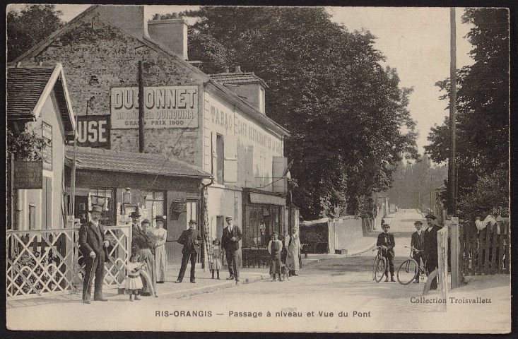 RIS-ORANGIS.- Le passage à niveau et rue du Pont [1904-1910].