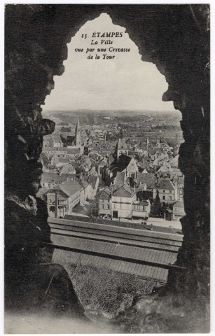 ETAMPES. - La ville vue par une crevasse de la tour. Cliché et collection Rameau. 