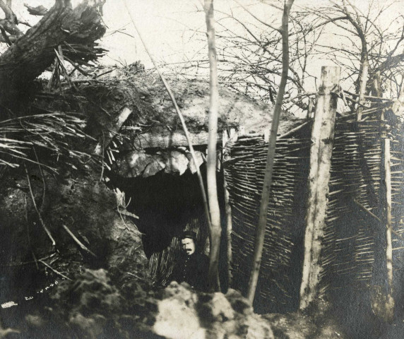 Maison rustique ou casemate camouflée, entrée : photographie noir et blanc.