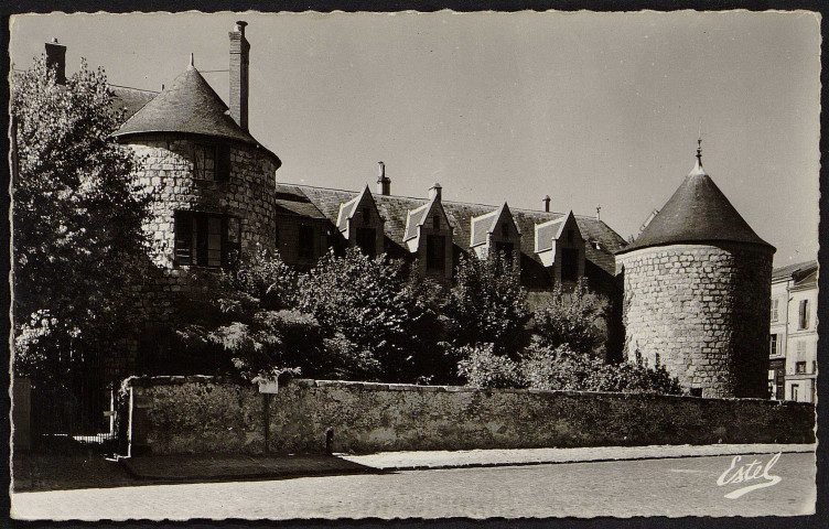 Dourdan .- La façade du château (XIIIe siècle) [1950-1960]. 