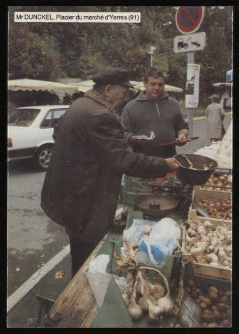 YERRES. - Mr Dunckel, placier du marché d'Yerres. Forum cartes et collections, 1988, couleur. 