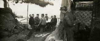 Maison rustique, repas de sept militaires : photographie noir et blanc.