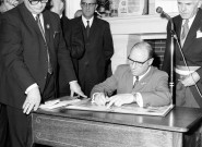Signature des actes de jumelage par Clovis LELONG, maire de MILLY-LA-FORÊT, 15 octobre 1970, négatif, couleur.