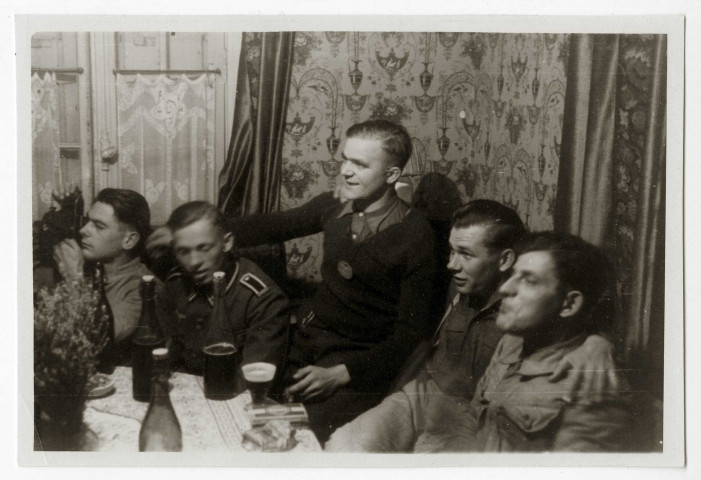 DRAVEIL.- Occupation de la ville par l'armée allemande : officiers allemands réunis autour d'un verre en intérieur.
