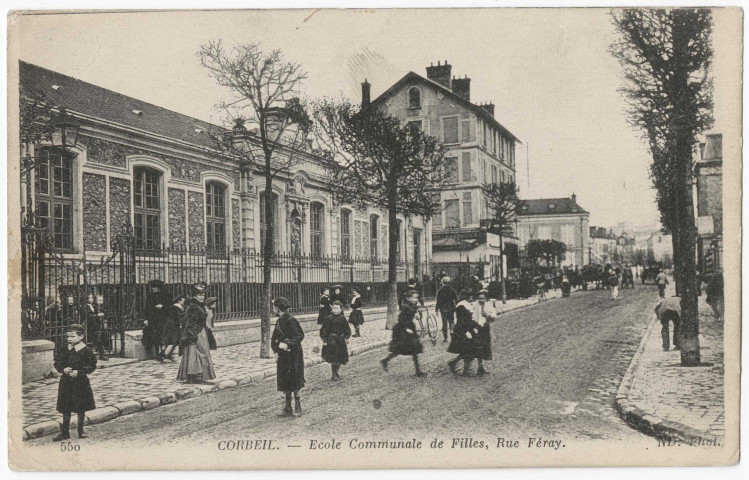 CORBEIL-ESSONNES. - Corbeil - Ecole communale de filles, rue Féray [sortie des écoliers]. Editeur ND. 