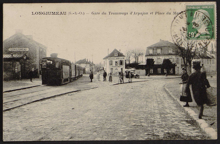 LONGJUMEAU.- Gare du tramways d'Arpajon et place du Marché (18 août 1924).