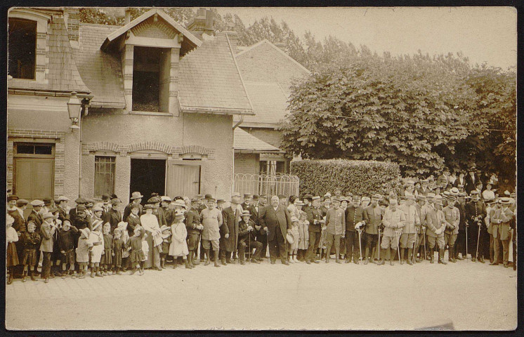 Brétigny-sur-Orge.- Etablissements L. Clause : groupe de civils et militaires [1914-1919]. 