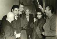 Groupe de six personnes : Jean NOHAIN (de dos à gauche), Jacques COURTOIS (5e fumant la pipe), Philippe JOSSE dit Barberousse (6e à droite), en discussion, photographie, noir et blanc.