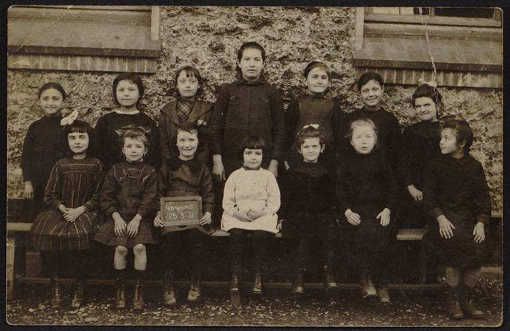 LONGPONT-SUR-ORGE. - Elèves de l'école de filles (12 mai 1921).