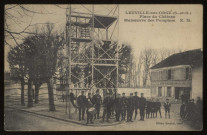 LEUVILLE-SUR-ORGE. - Place du château. Manoeuvre des pompiers. Editeur E. M., Edition Bouquet, tabac, photo-édition F. Testard, Paris, 1933. 
