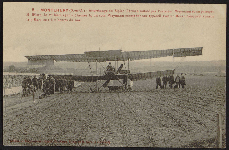 Montlhéry.- Atterrissage du biplan Farman, monté par C. Weymann, aviateur et un passager (1er mars 1911). 