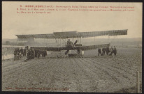 Montlhéry.- Atterrissage du biplan Farman, monté par C. Weymann, aviateur et un passager, 1er mars 1911. 