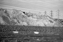 VILLEJUST.- La construction du tunnel du TGV : un monticule de terre provenant du chantier du TGV, [vers 1987], N et B. Dim. 20 x 30 cm. 