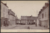 Angerville.- La place de la mairie et le monument aux morts [1920-1940]. 