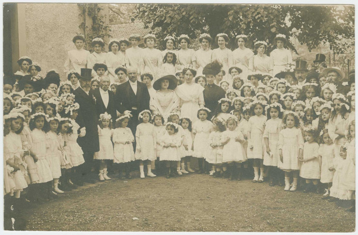 ORSAY. - Fête de la mutualité scolaire, photo de groupe, 23 juillet 1911. 
