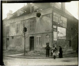 Maison d'habitation bombardée : photographie noir et blanc.
