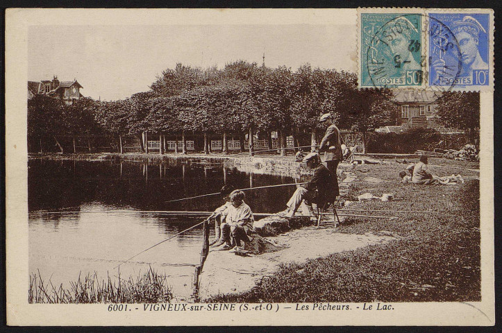 VIGNEUX-SUR-SEINE.- Le lac : Les pêcheurs (2 mai 1942).
