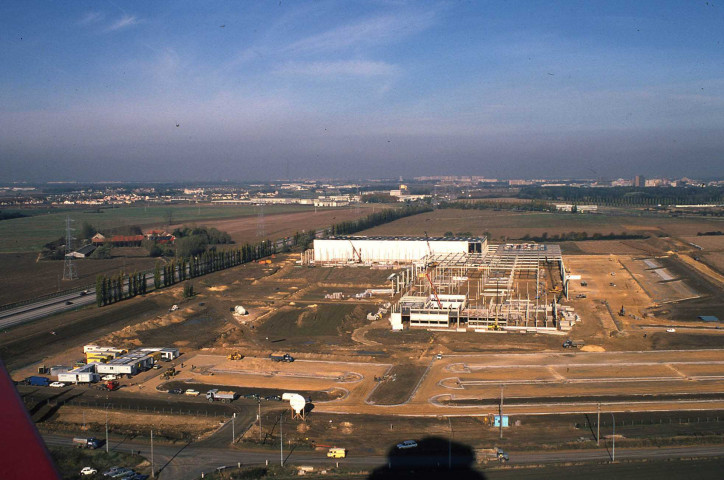VILLABE. - Vue aérienne. Construction d'un bâtiment industriel ou commercial : vue générale (novembre 1980). 