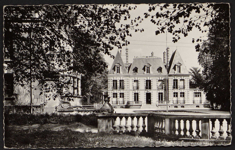 Bouray-sur-Juine.- Ecole nationale des cadres jeunesse C.C.O.S., château de la Boissière. 
