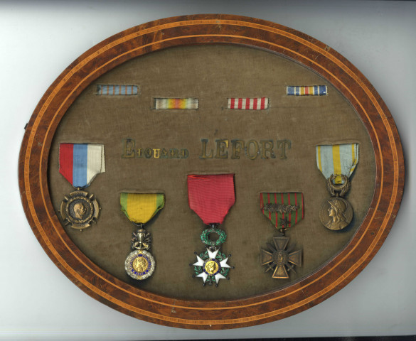 Objet : Médailles militaires et commémoratives encadrées.