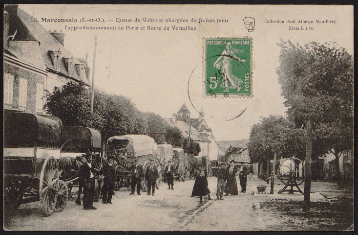 MARCOUSSIS.- Queue de voitures chargées de fraises pour l'approvisionnement de Paris et route de Versailles [1907-1910].