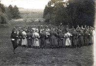 Formation musicale du 148e de ligne en présence de la princesse Narychkine à Rosnay : photographie noir et blanc (28 mars 1915).