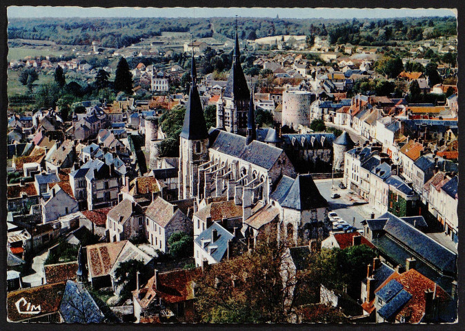 Dourdan .- Vue générale aérienne. L'église Saint-Germain, le château [1975-1982]. 