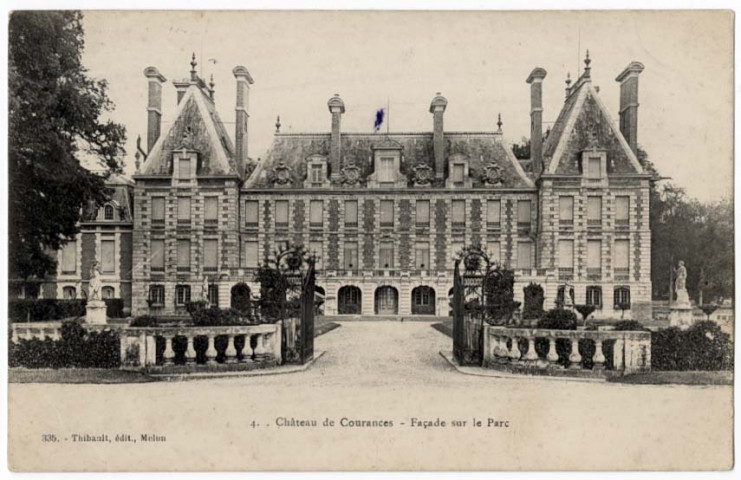 COURANCES. - Le château de Courances, façade sur le parc, Thibault. 