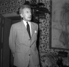 Jean COCTEAU dans sa maison. Film négatif, noir et blanc, 19 mars 1955.