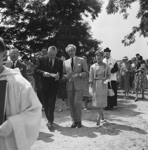 Arrivée de Jean COCTEAU et des personnalités dans le jardin de la chapelle SAINT-BLAISE, 19 juin 1960. 