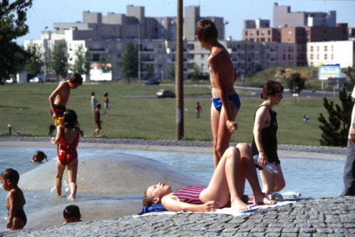 EVRY, parc des Loges. - Bassin avec jets d'eau et enfants : une boîte de diapositives (octobre 1990).