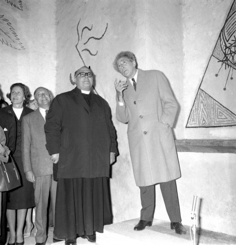 Jean COCTEAU et l'abbé HUP, près de l'autel regardant les fresques des simples, film négatif, noir et blanc et tirage contact, 23 avril 1960. 