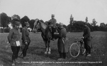 VERSAILLES.- Soldats, officiers et sous-officiers du 1er régiment du génie avant le départ pour l'Argonne, 1915, 2 photographies.