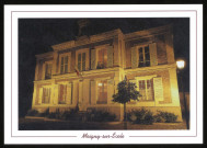MOIGNY . - La mairie du village, de nuit, bâtie en 1889. Editeur Moigny-sur-Ecole, photographie Yoann Gallais, couleur. 