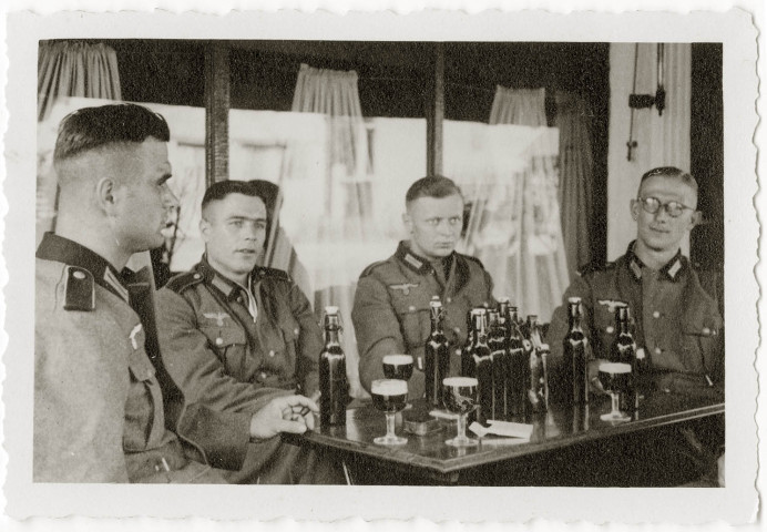 DRAVEIL.- Occupation de la ville par l'armée allemande : des officiers allemands assis autour d'une table [lieu non identifié], [1940-1944], N et B. Dim. 6 x 9 cm. 