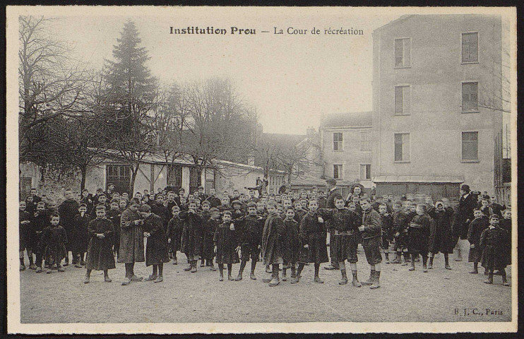 Montlhéry.- Institution  Prou : La cour de récréation (1904-1905). 